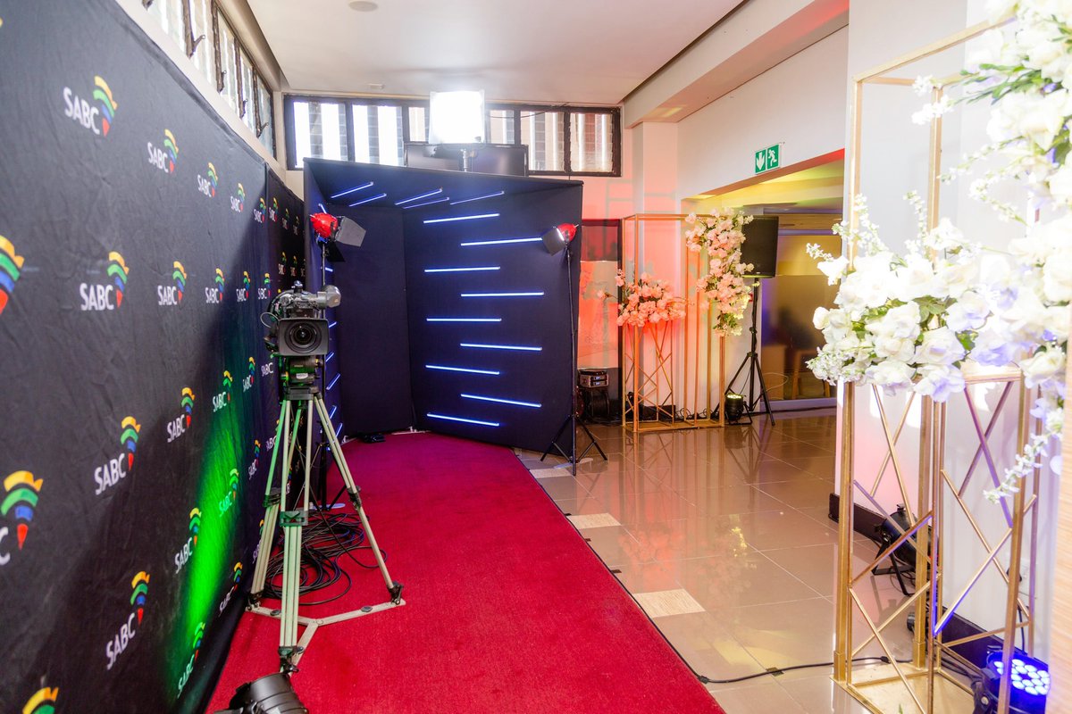 nonoevents's tweet photo. SABC Excellence Awards 
#SABCExcellenceAwards 
#CocktailSeating #Celebrations #AwardsCeremonies #Black&amp;GoldTheme #Flowers #Candles #Deco
#NonoEvents https://t.co/PVVU9h8kKV