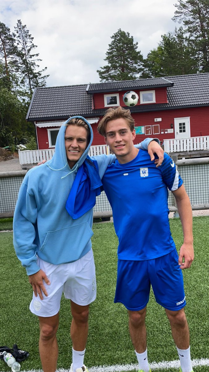 ErikMuhle's tweet photo. Hyggelig møte på hytta! Gjorde meg selv klar til høstsesongen her hjemme i Norge - mens en annen kar skulle gjøre samme jobb før ny sesong i England🤩
#preseason #jobben @Arsenal https://t.co/G8S4Wfg5BW