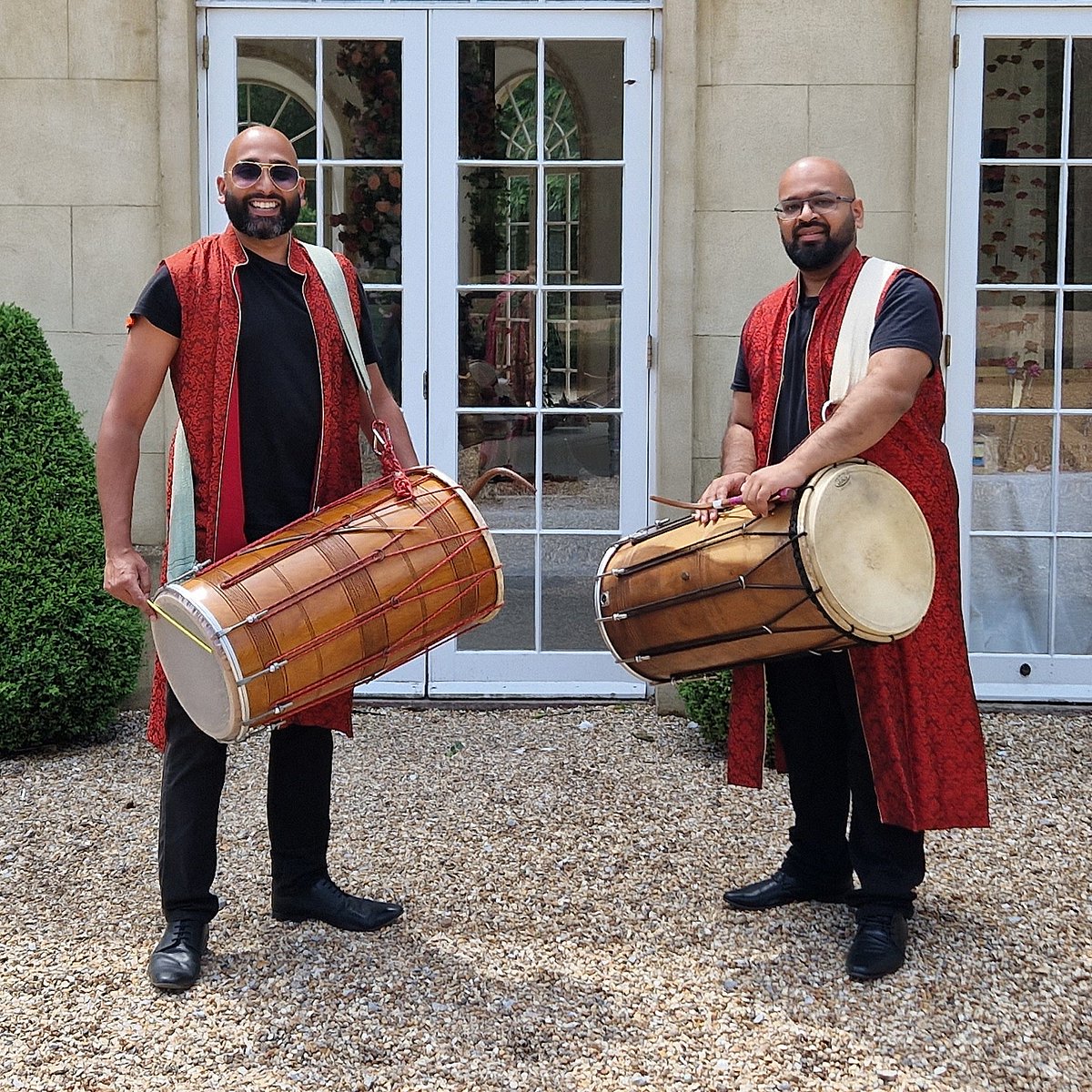 XclusiveServs's tweet photo. Our Dhol Players Mitesh &amp; Kaushik at Northbrook Park today for the wedding of Matthew &amp; Vanika #xclusiveservices #dholplayers #jaanarrival #baraat #groomentrance https://t.co/dnMcnajhoo