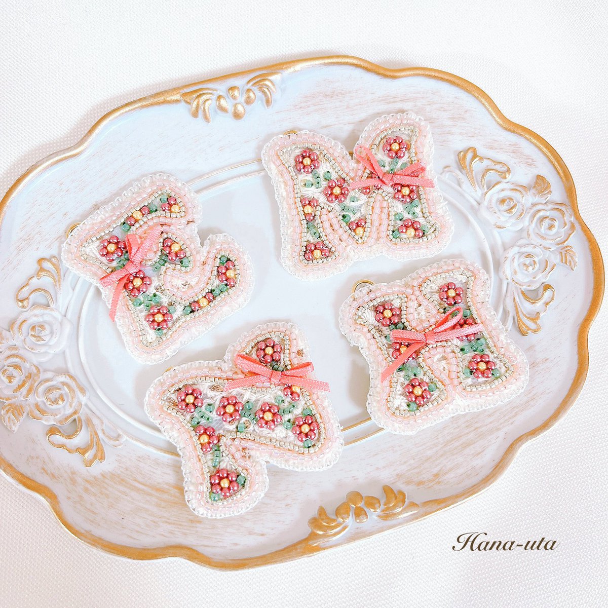 nyoko5270's tweet photo. おはようございます😊
イニシャルにリボンを付けてみました⑅⃛

#ビーズ刺繍 #リボン https://t.co/fu41pBokaz