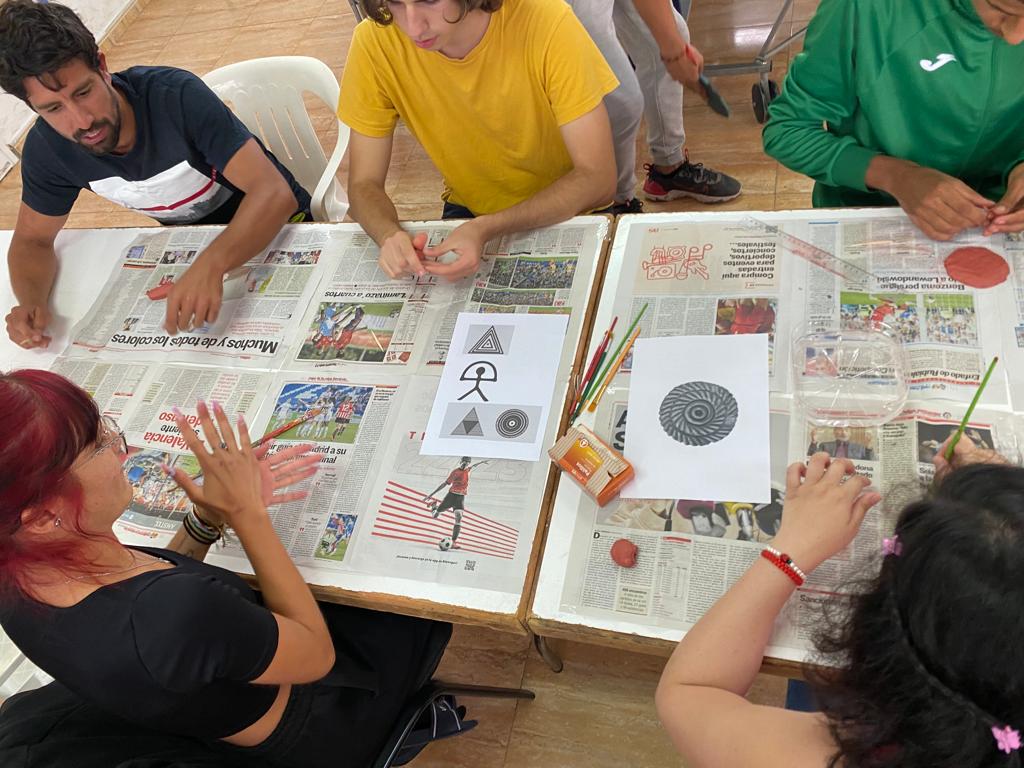ingeniojoven's tweet photo. 🎇🇮🇨 Taller de Pintaderas en la semana de Canarias 🇮🇨🎆

¡Un grandísimo aplauso para una de nuestras puntales que más queremos en el ECIJ ___pinguina Erena Gonzaga! 👏👏👏👏

Cómo dice Baruch Spinoza: Si no quieres repetir el pasado, estúdialo. https://t.co/Zo05xmSXAr