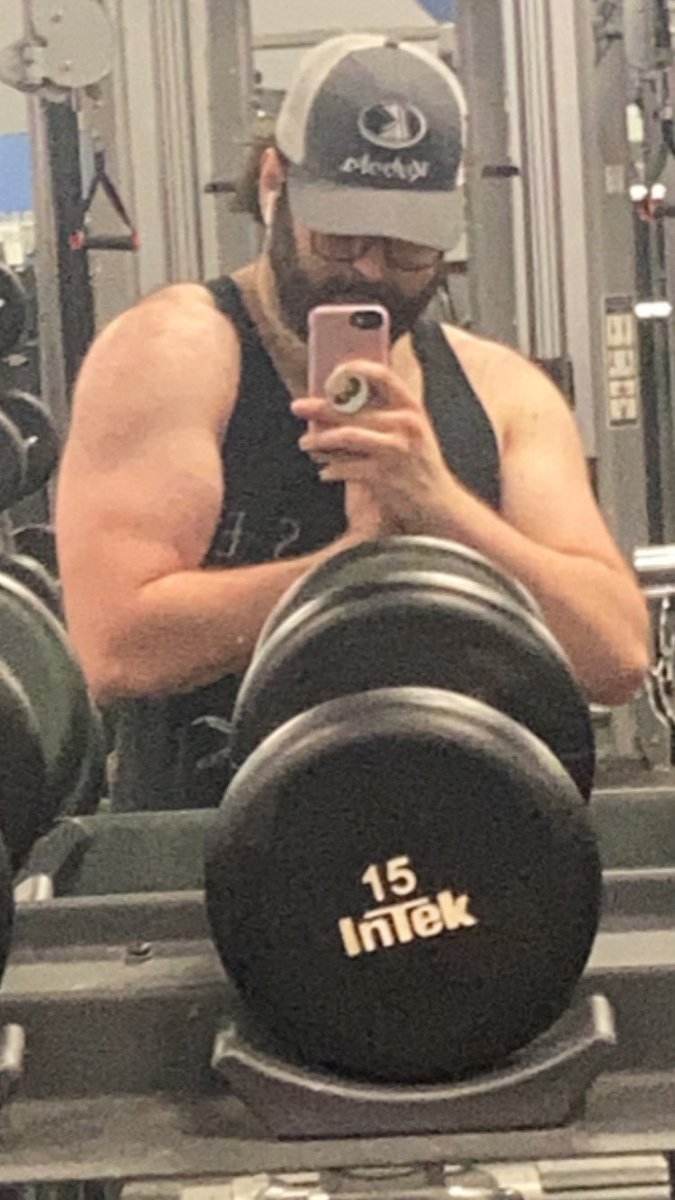 FunnierTangent's tweet photo. Mmmm alcohol pre workout https://t.co/2zTFxX88Pz