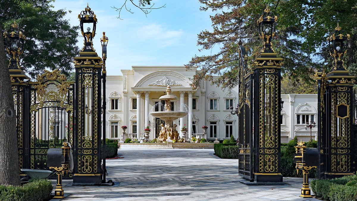 TheOnion's tweet image. Heat Safety Experts Advise Americans To Seek Privilege bit.ly/3JNIiMU