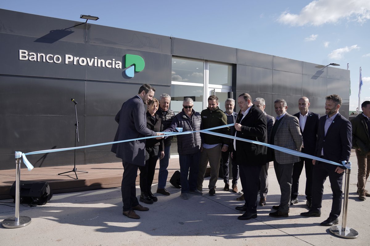 JCuattromo's tweet photo. Junto a @marisafassi inauguramos la nueva sucursal de @bancoprovincia en el Mercado Agroganadero de #Cañuelas, el más importante de Argentina y el mundo. 

Para el gobernador @Kicillofok la banca pública bonaerense debe financiar a la producción, en particular a las pymes, con tasas accesibles.  

La nueva sucursal busca acercar los servicios allí mismo donde se genera la producción, para favorecer y facilitar las operaciones bancarias de cientos de trabajadoras/es y las empresas consignatarias de hacienda que operan en el Mercado. 

#DerechoAlFuturo