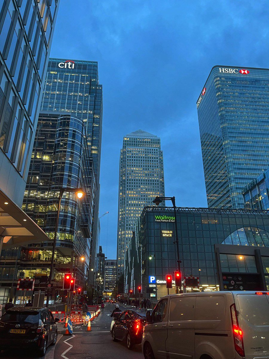 I passed it on my way home and stopped to take some pictures.😍