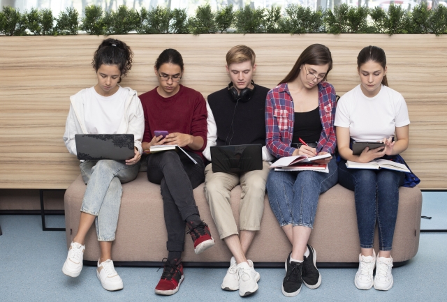 「毎月100万とか稼げるんだよね？」って私に言ってきたダンナ。印刷会社のサラリーマンで管理職して６０才で定年退職。資格とって異業種に転職して今６３才。けど働く人みんなやる気ない職場で中間管理職になった。２時間かけて電車通勤してた時みたいにまたタメ息おおくなってきたね。私が『』の副業