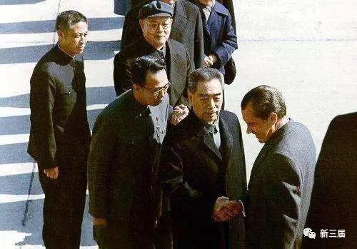 刘建生（新华社摄影部中央组记者）：王海容最出名的一张照片，就是她在首都机场迎接美国总统尼克松首次访华，号称“改变世界的一周”时，她作为首席翻译站在周恩来总理身后第一个（图1） 。但遗憾的是，这是一张假照片。