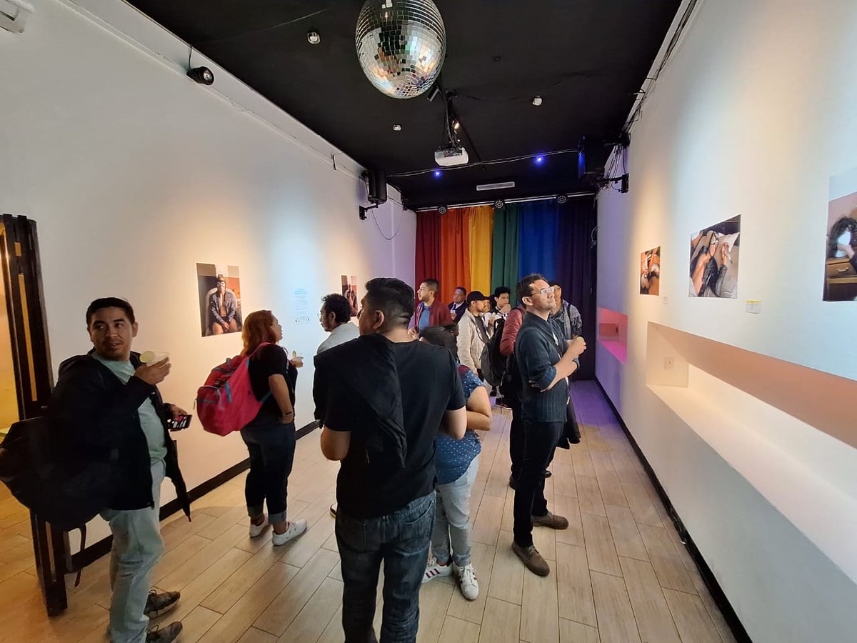 EmBolMexico's tweet photo. Acompañamos al artista boliviano Cristhian Frías 🇧🇴  en la inauguración de la exposición fotográfica "A world of degeneration and anonymus fights" dentro de @SomosVocesMX  en la #CDMX 🇲🇽 https://t.co/0PbbdWnd2N