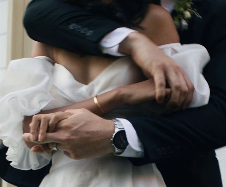 —Nunca espero nada menos romántico de ti, Colbourn.

—Me alegra complacerla, señora Colbourn.