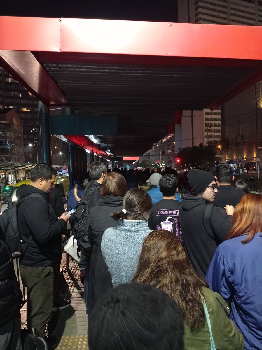 Hugogudi_'s tweet photo. Hay más gente que en un partido de la Cato 
Paradero 11 Las Rejas
@Transantiago @Red_Movilidad sumaron dos recorridos más en un paradero que colapsa https://t.co/kUZ21VPj4Y