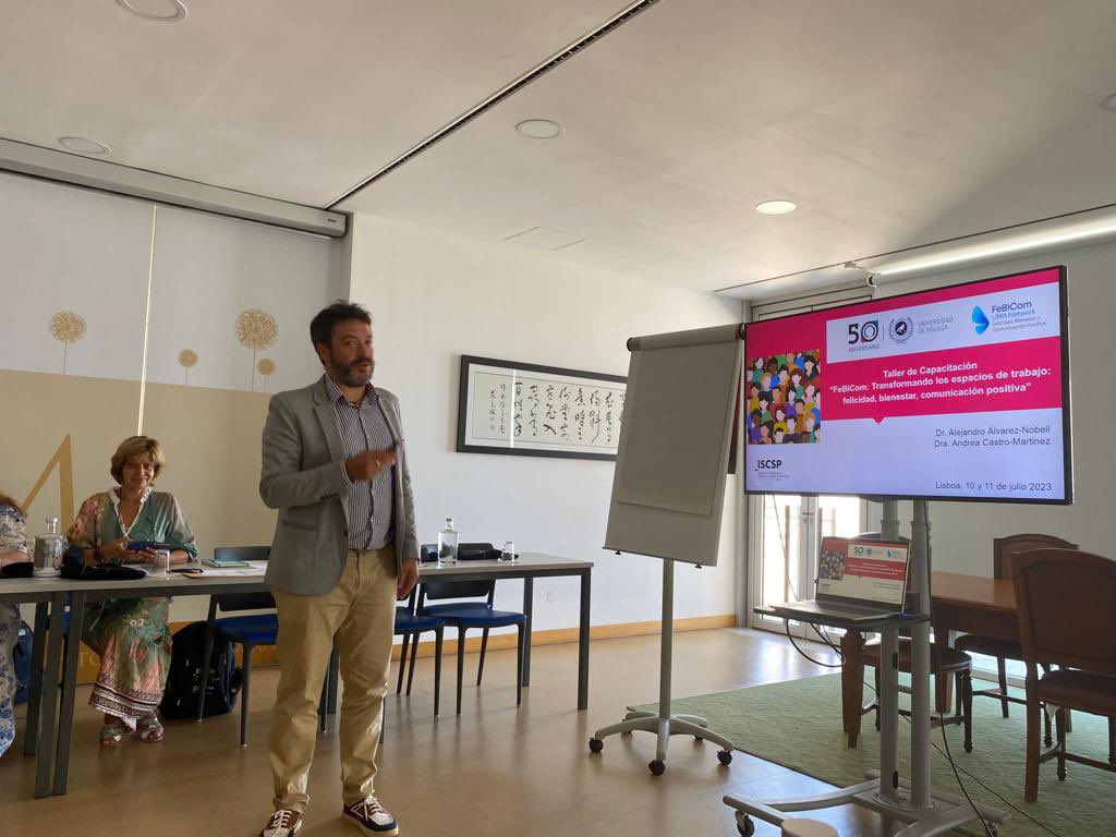 aalvareznobell's tweet photo. Gran jornada de trabajo en el @ULisboa_ con @Andreitakas sobre #Felicidad, #Bienestar y #ComunicaciónPositiva https://t.co/WfbDSYJPWG
