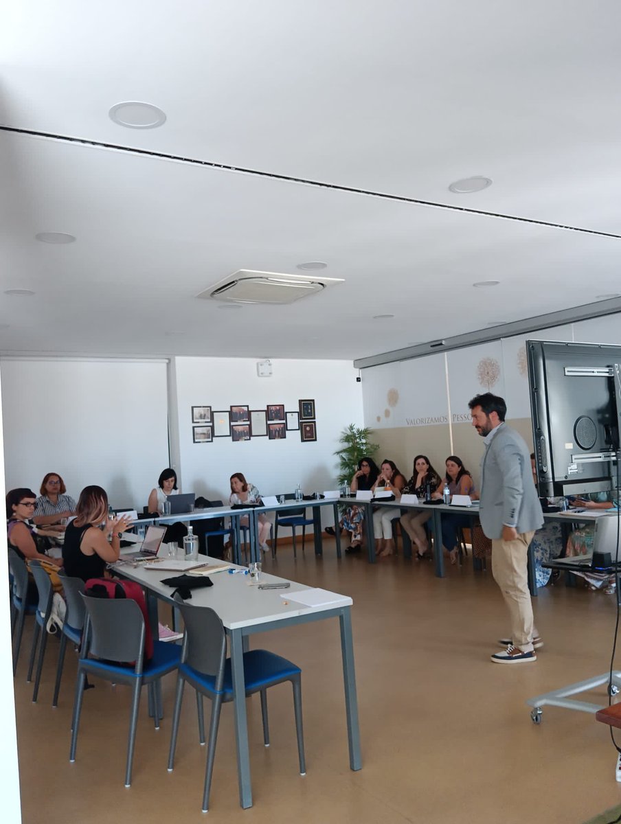 aalvareznobell's tweet photo. Gran jornada de trabajo en el @ULisboa_ con @Andreitakas sobre #Felicidad, #Bienestar y #ComunicaciónPositiva https://t.co/WfbDSYJPWG