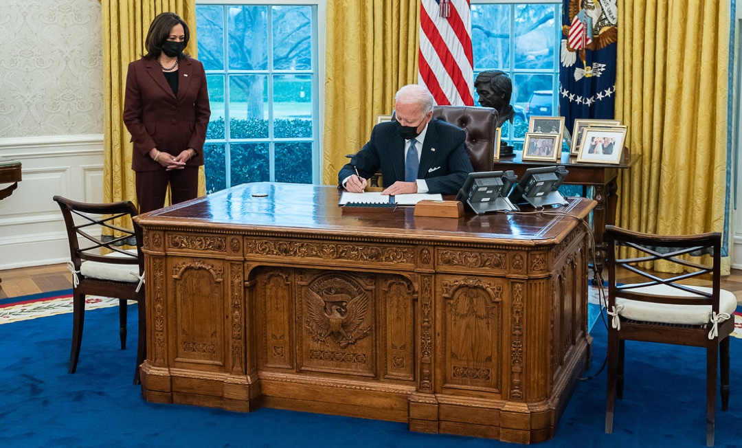 VoxOcculta589's tweet photo. Anyone notice that President's don't usually have a computer on their desk? I hope it's just a generational thing because I plan on working at mine...
#PLR_2024 https://t.co/PSCrNfq4Bh