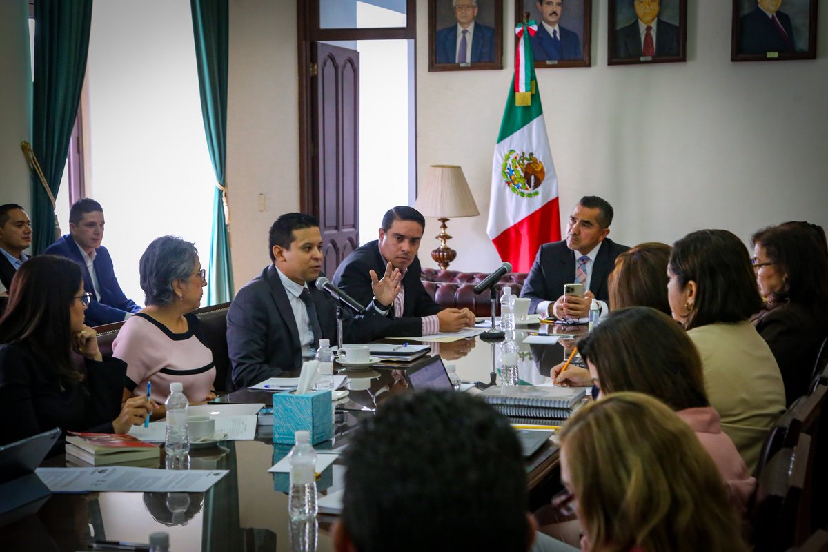 supremotribjal's tweet photo. La sociedad actual requiere de una justicia no sólo más eficiente, sino también más humana. Hoy, el Pdte. @EspinosaLicon, Magistradas y Jueves se reunieron con el Dip. @FernandoMarGue, para trabajar una reforma en favor de personas con discapacidad y declaracion de interdicción https://t.co/3JbNxw0qXe