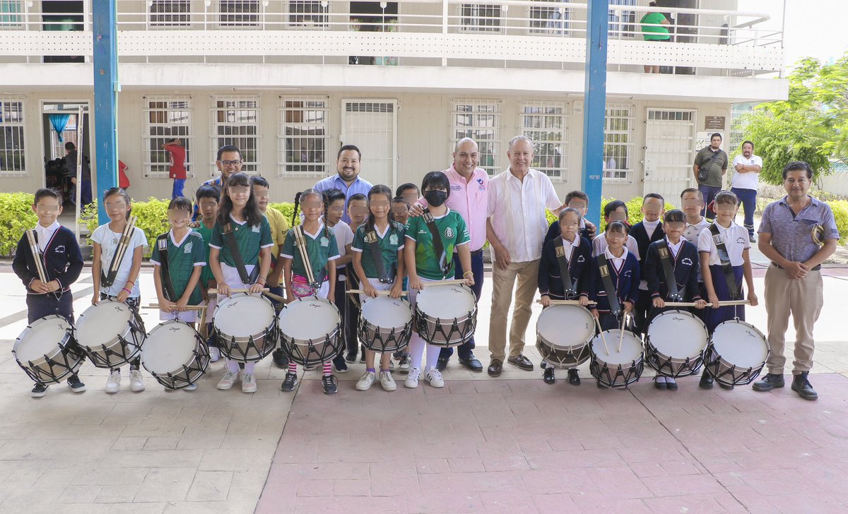 CortazarTu's tweet photo. Estrenan instrumentos en la Ángel leon Torres 
🥁 🎺 🥁
Niños y maestros nos quisieron mostrar el uso que dan a los instrumentos en su ceremonia de Honores a la Bandera, esto luego de que hace días el alcalde @ariel_corona les brindará apoyo para equipar a la banda de guerra. https://t.co/yFzYMohHpq