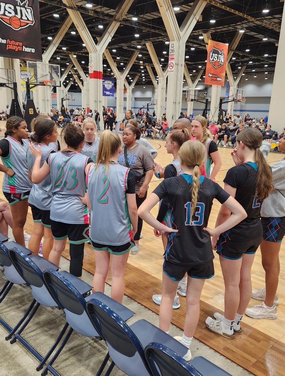 MNDiamondElite1's tweet photo. DiamondEliteFamily 2026 @Desmondw73 @CoachTifff @Dt72Mn @AndreaG33433601 
#WeOverMe
#CommitToIt
#InvestInThem https://t.co/OQUAo2tcG3
