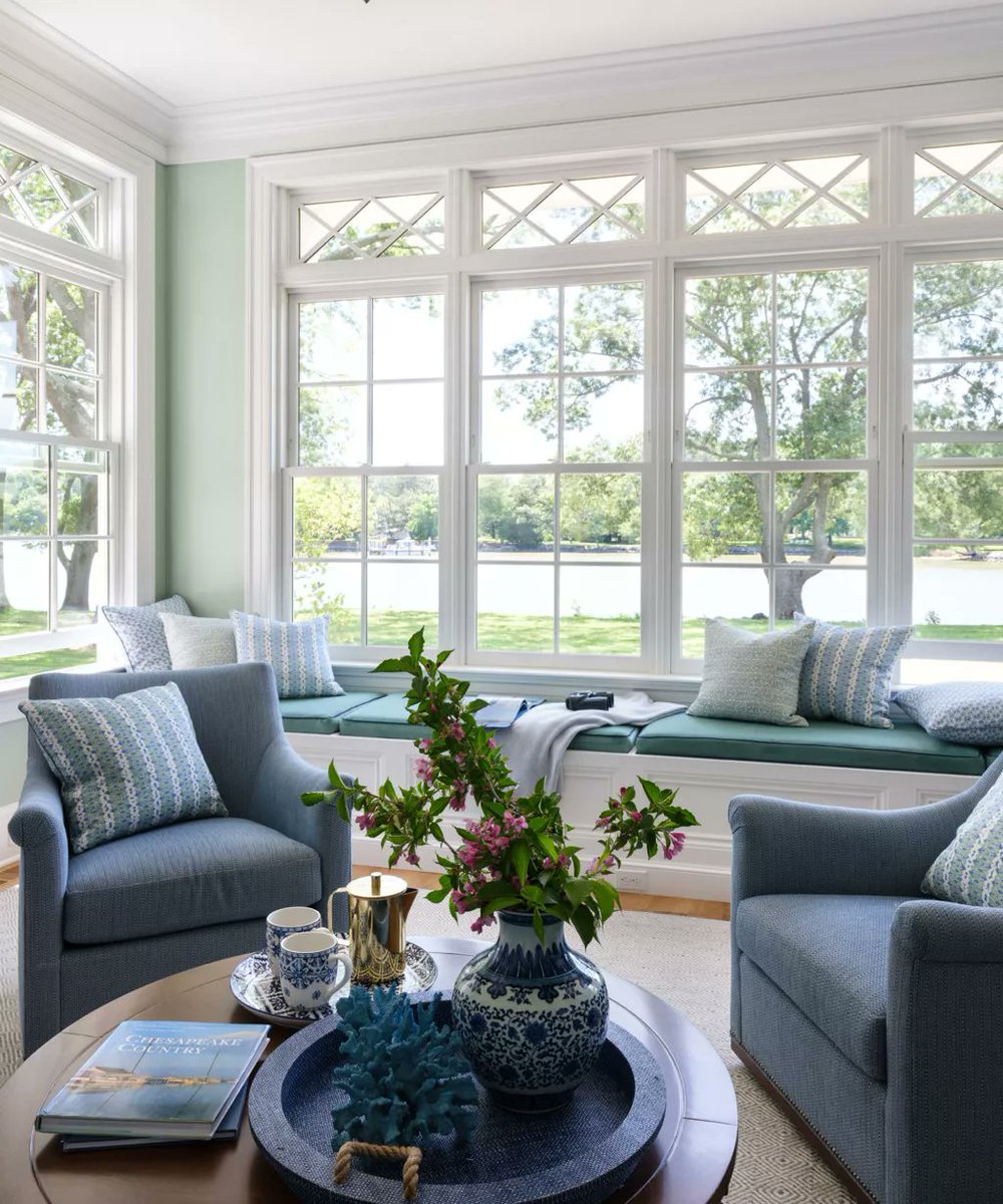 RobertCasarezJr's tweet photo. Find out how oversized #furniture can benefit a small living room. #interiordesign  https://t.co/ZNfk83WVYo https://t.co/NIsWaWPxFz
