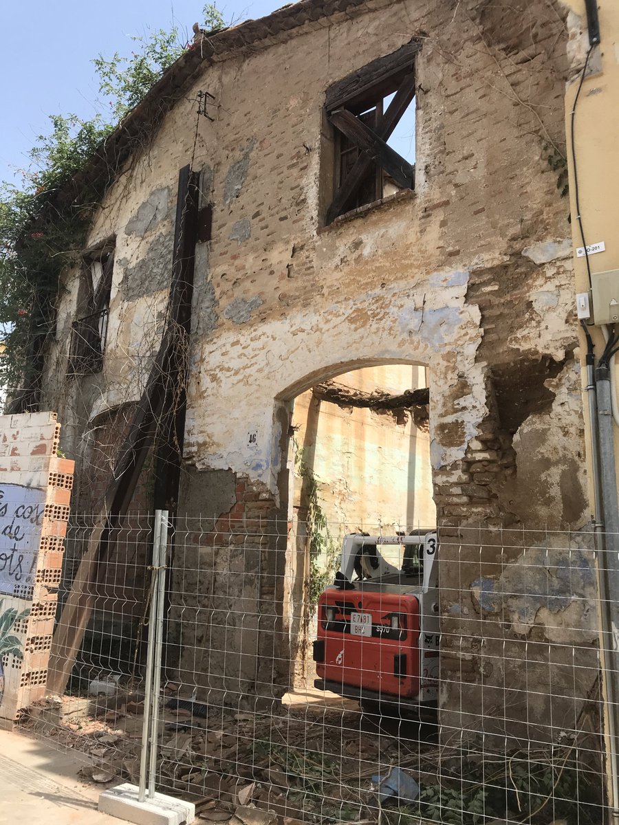 m_3a_m's tweet photo. A #CanTrias, iniciarà l’obra l’antic promotor (a qui es va compensar donant permisos en altra banda) tot i ser equipament.

Diuen fa temps que @avvdaltlavila té el compromís de @AjBadalona de que hi tindràn cabuda, compartint espai amb el CC la Vila. https://t.co/vOvU47mktG