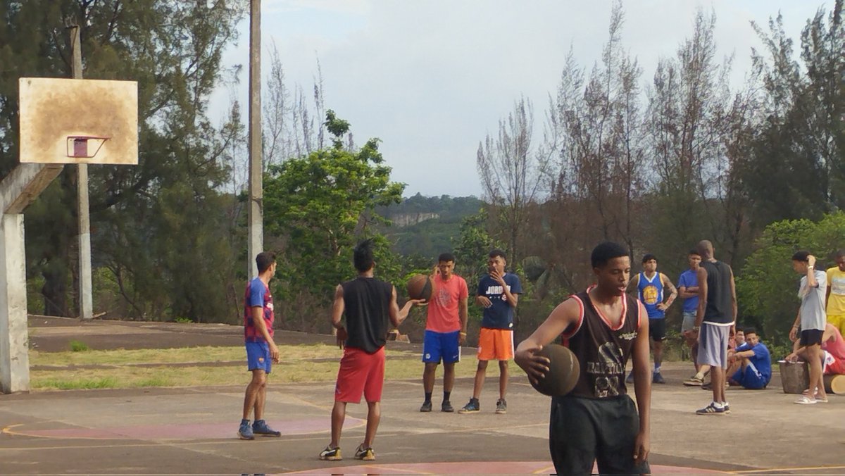yurisley_valdes's tweet photo. La reanimación de las areas deportivas, permite la participación activa de los jóvenes en las diferentes copas deportivas que desarrolla la @UniversidadMoa este  #VeranoConAmor @CubaMES @WalterBG_MES @Reynaldo_VZ @AlexCespedes00 @alexeimtnez79 @abelpalmero1 https://t.co/9QnntTt0ZJ