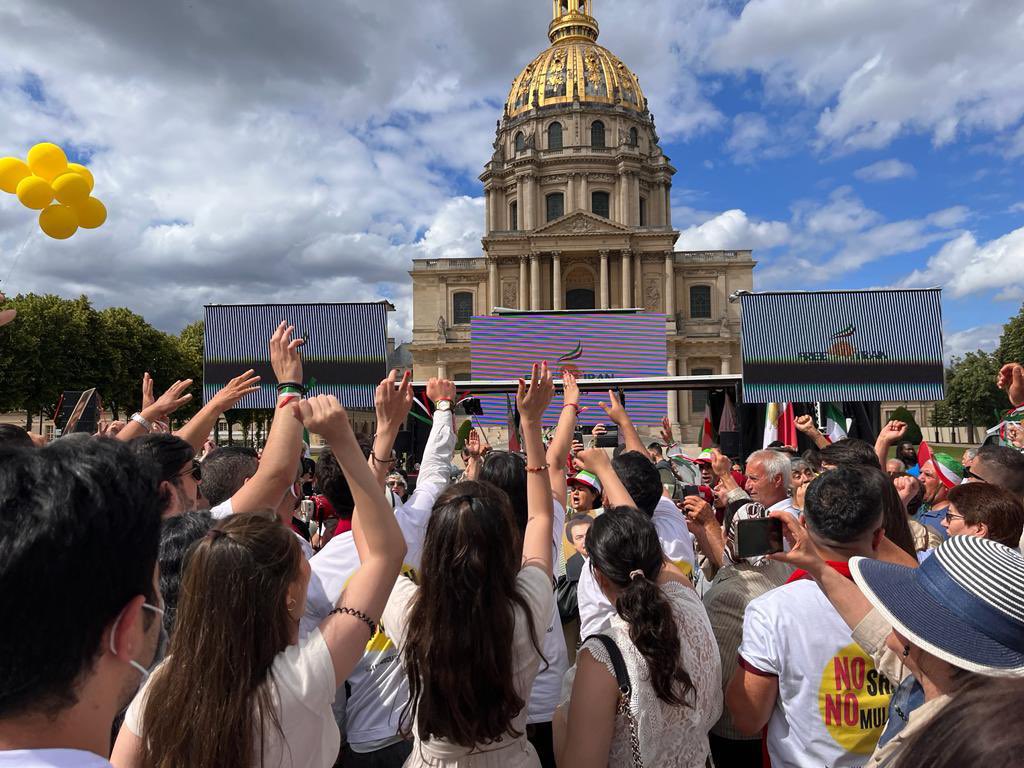 Malgré les gouvernements européens qui continuent à faire des efforts d'apaisement avec le régime, la diaspora iranienne reste déterminée à lutter pour un Iran libre et ne ménage aucun effort pour atteindre cet objectif.🤞🏻

💚 🤍❤️

#IranRevoIution 
#FreeIran2023