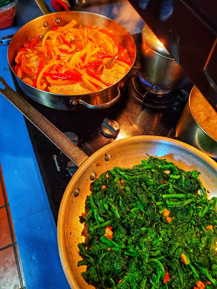 A casa mia si mangia bene!

Pork chops with cherry peppers and sautéed broccoli rabe for la famiglia tonight 💪😉

#realmencook #foodporn #foodie #dietsdontwork #forzaitalia