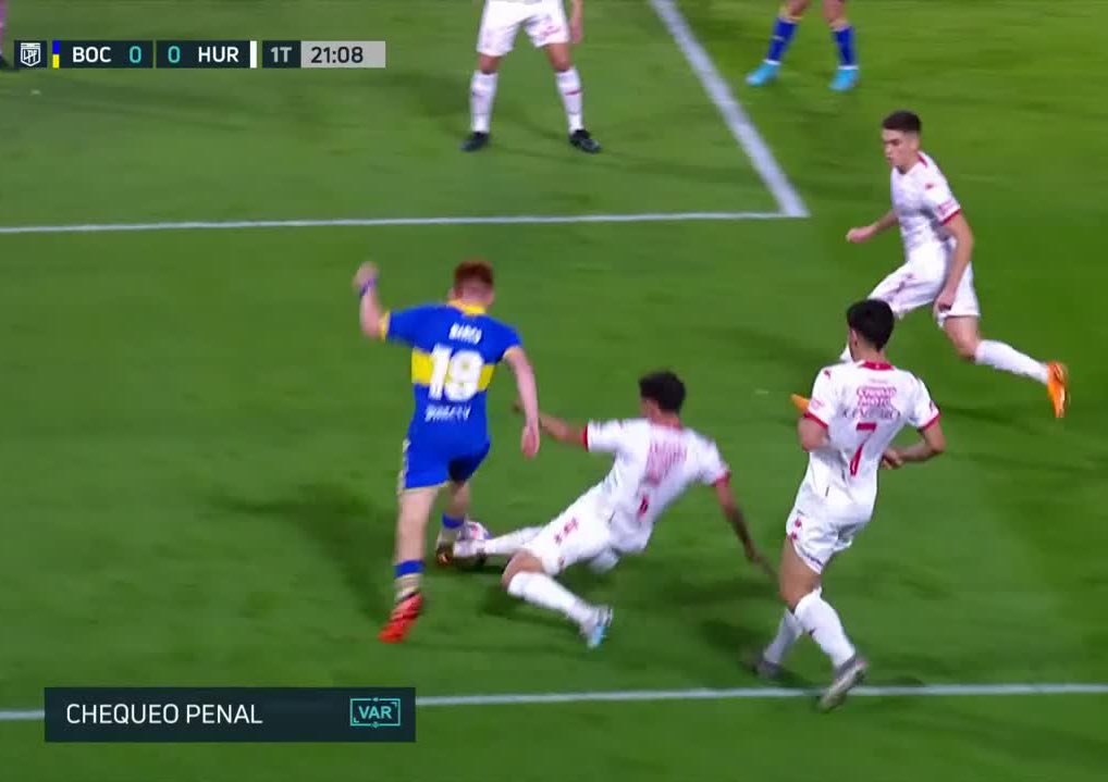 Criminal tobillazo del joven inexperto Barco sobre los tapones indefensos del futbolista de Huracán.