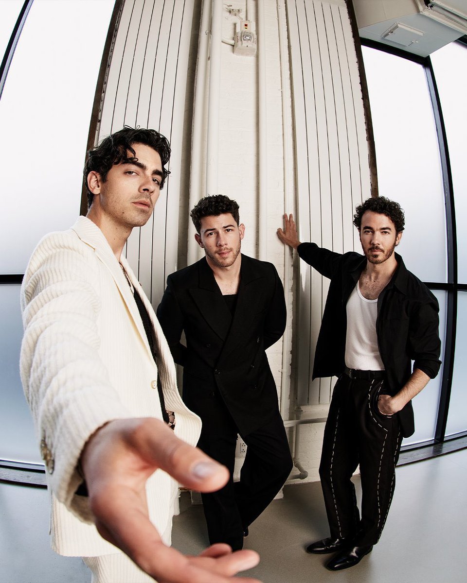 LeahEchelon's tweet photo. If the Jonas Brothers asked you to play their best song for them, which song are you playing? https://t.co/puScfZ6TDx
