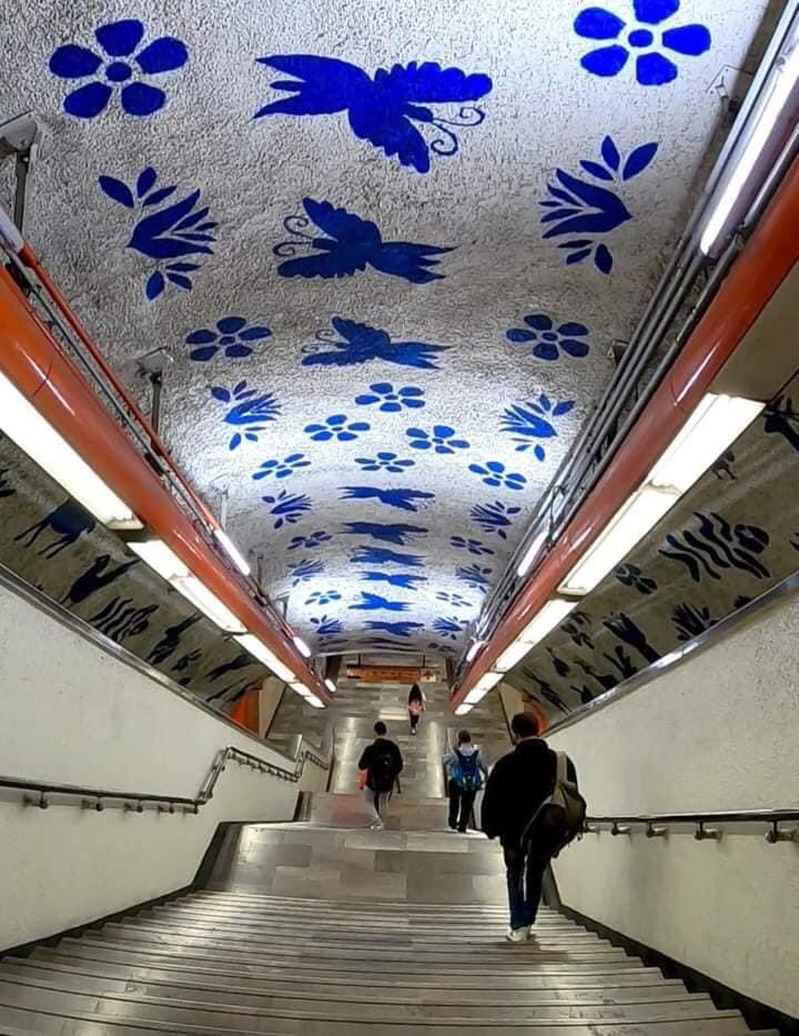 FeelCarlosCesar's tweet photo. El Metro Barranca del Muerto #CDMX🇲🇽 pintado con bellos tenangos 😍 #post #viralpost #posttwitter #post https://t.co/8Tw6Ux6AuK