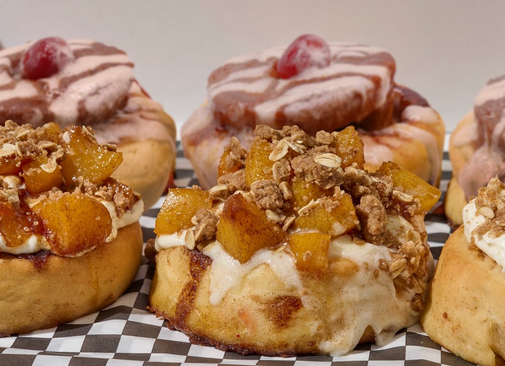 Who else is craving dessert?? @cinnaholic's new Peach Cobbler and Pineapple Upside Down flavors are calling your name. 🍑🍍
