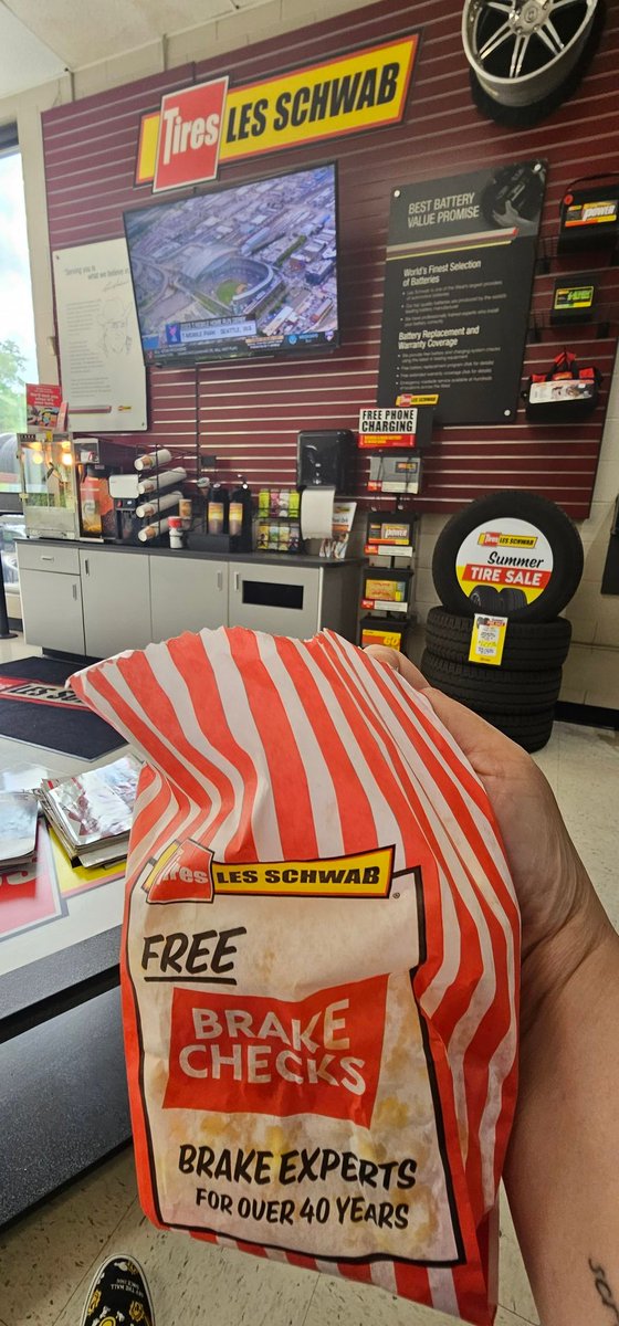 Motley_Su's tweet photo. Nail in a tire.
@LesSchwab is awesome.
Popcorn & #HomeRunDerby while I wait.
Thankful for businesses like #LesSchwab. ๐ https://t.co/vOqY2zB1cl