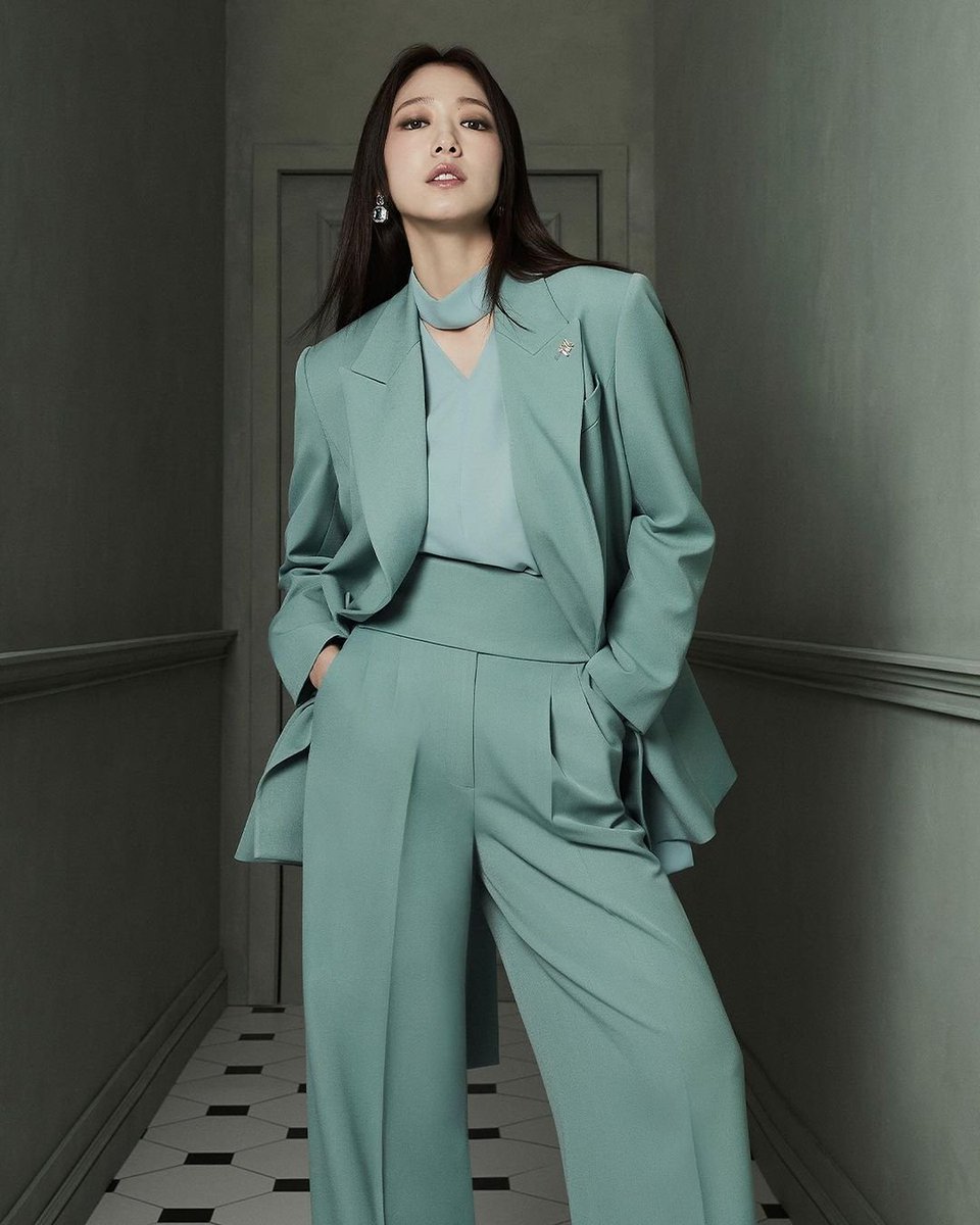 CaluF2's tweet photo. βΆ Celeb: #ParkShinHye
βΆ Program :#mojosphine Fall Pictorial
βΆ Brand : #MsGREEN
βΆ Item : Eleanor Absolute Statement Earring/Green
https://t.co/rosGHa0N22 https://t.co/dYfAbhf4rw