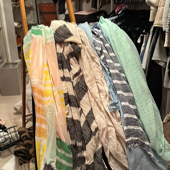 LisaBabe521's tweet photo. So good I had to share! Check out all the items I'm loving on @Poshmarkapp #poshmark #fashion #style #shopmycloset #jcrew #novelty: https://t.co/tHhuWxd73e https://t.co/aGcPcehu8e