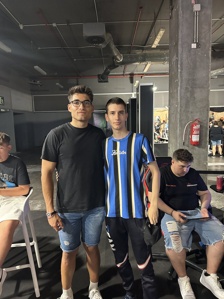 vicente3502's tweet photo. Fue una gran competición, pudiendo ver y hablar con los jugadores que han sido campeones del mundo y otros que han estado a pelos, pero con las derrotas mejoraré en el próximo evento de CR en Valencia, para la próxima espero encontrar a 19 ardentoas. 😜🥳🥳🥳🥳🥳👋👋 https://t.co/KPKuOK3UAO