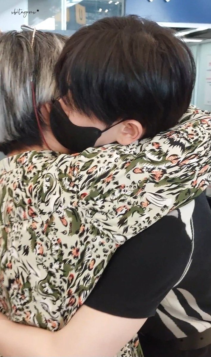 xiaojiunagqc's tweet photo. Mama's hug is the most special gift ever 💞

HAPPY BDAY NINE
#24hrsOfSpecialNineDay #นายท่านกรชิต #高卿尘 #GaoQingchen @naninenai99 @mommemom1 https://t.co/77duMhIh5H