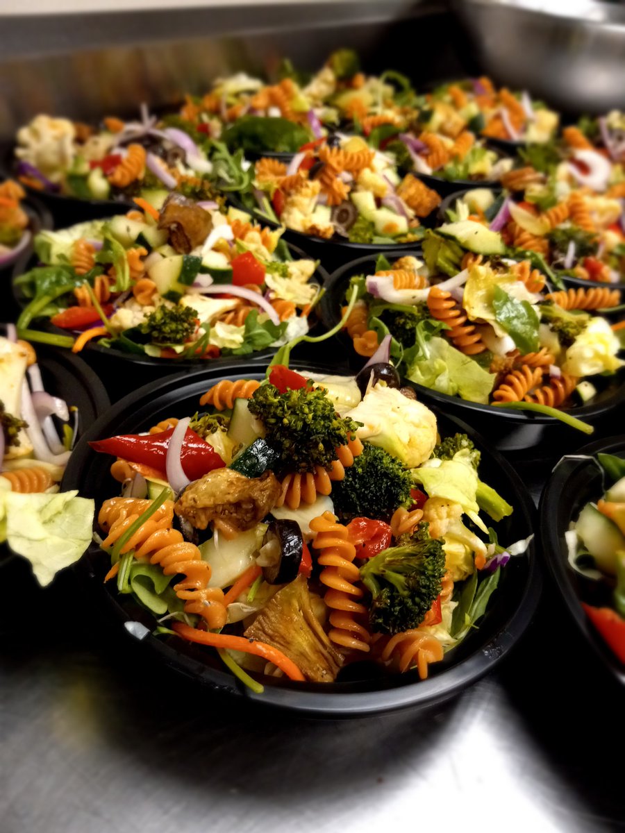 boyznthekitchen's tweet photo. Mediterranean spinach salad with black olives,  roasted broccoli, eggplant &amp; cauliflower, red onion, cucumber, tomato, Roasted Red Peppers, fresh parsley and artichoke hearts with spinach pasta and a lemon oregano vinaigrette https://t.co/UtwVAUnMJL