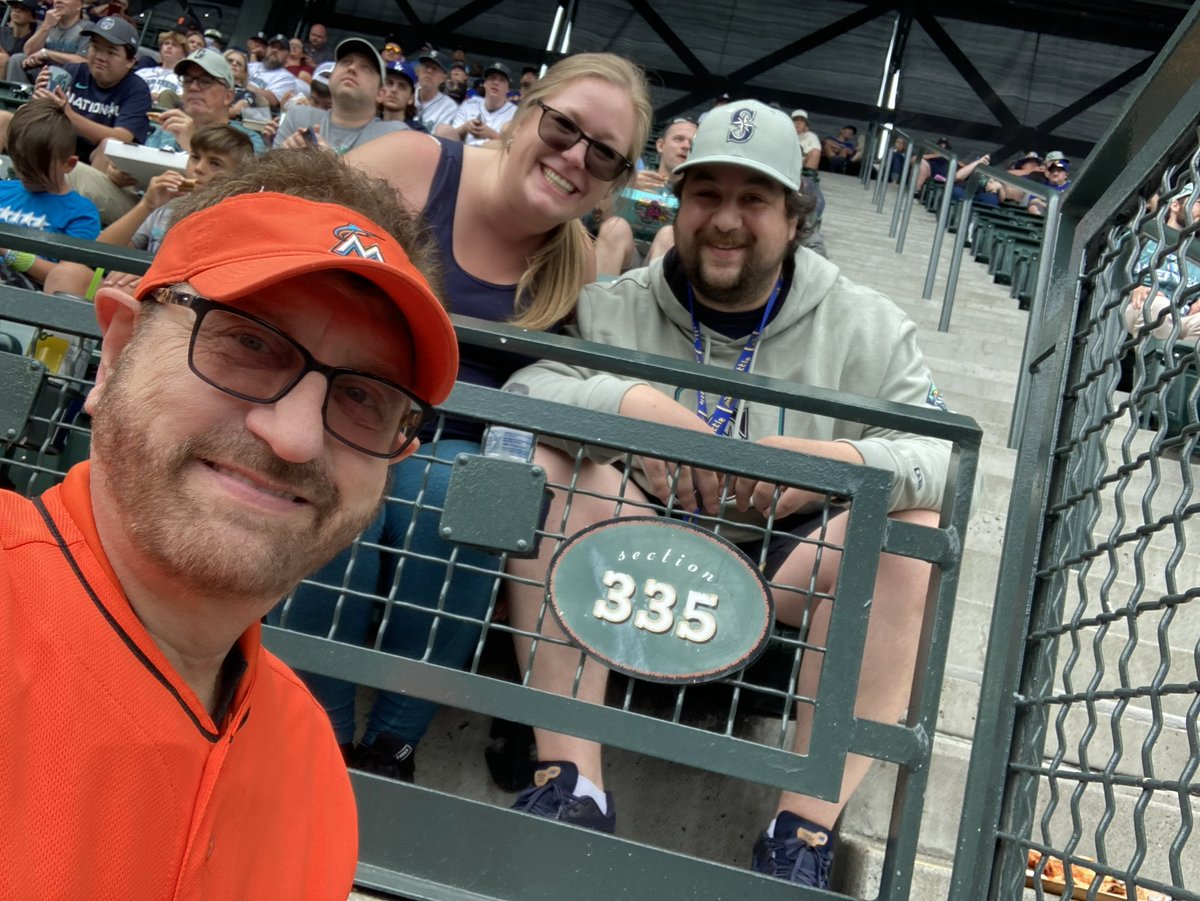ByHannahJ's tweet photo. Look who we ran into!! ⚾️⭐️ @marlins_man @PFTCommenter @PMTsportsbiz @BarstoolBigCat @Original_Squid https://t.co/VQsROx7fpO