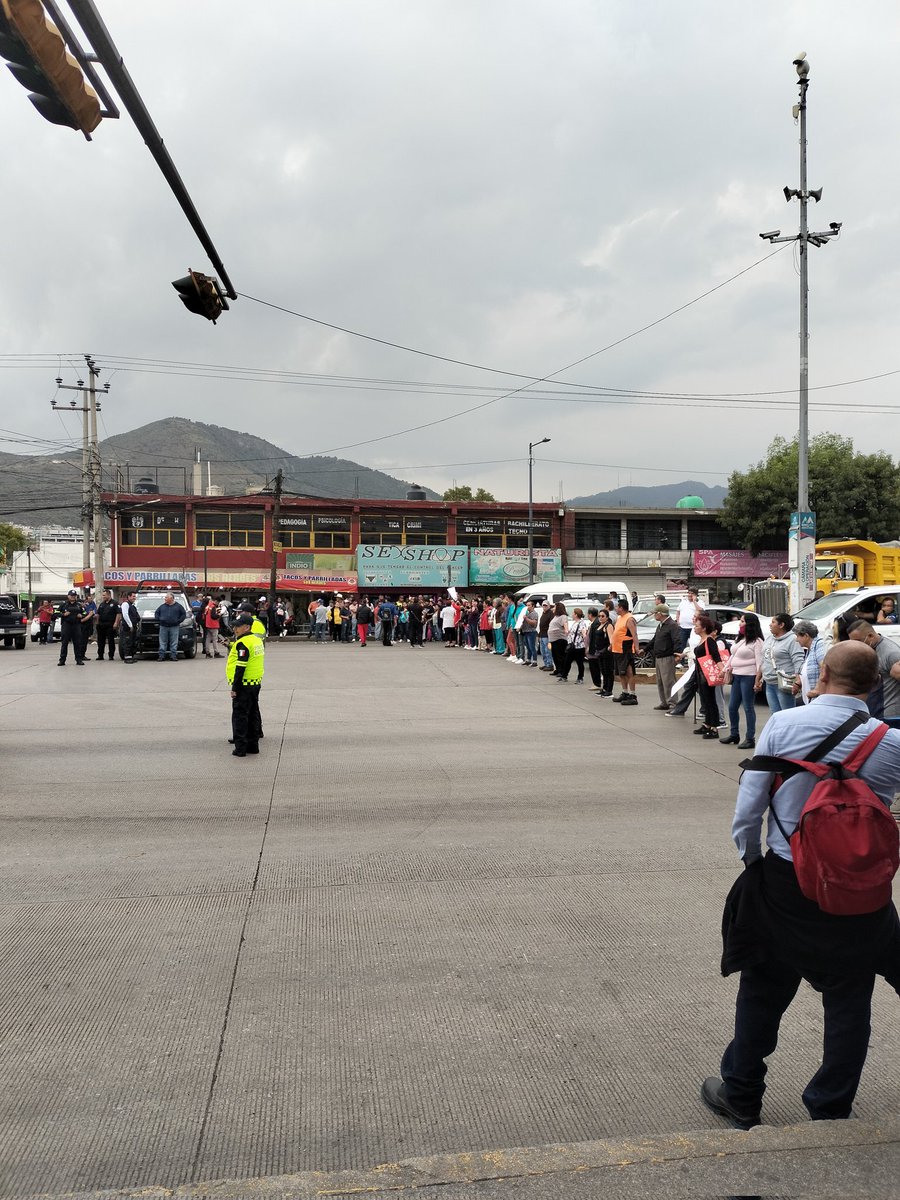 GayossoRuth's tweet photo. Cierre de manifestantes exigiendo servicio de agua, ya lleva más de 40 min. Cierre dirección Coacalco y Ecatepec #AvenidaLópezPortillo #Fovissste #Ecatepec https://t.co/tFsIB3HoJ5