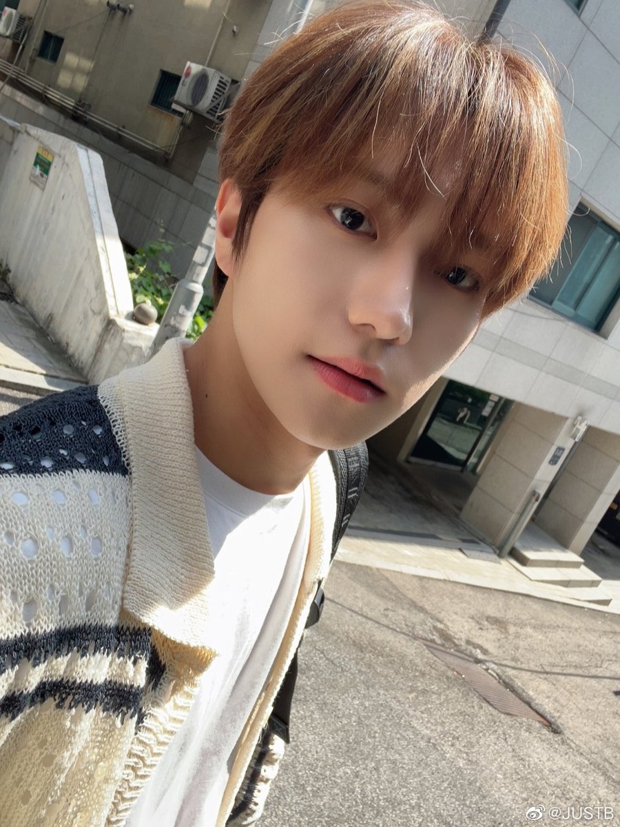 JUSTB_translate's tweet photo. [#JM] Weibo Post | 062923

"ONLY B is my sunshine☀️💕 (in KR and CH)"

#JM #추지민 #JUSTB #저스트비 @JUSTB_Official @JUSTB_twt https://t.co/JxbRrep2Ik