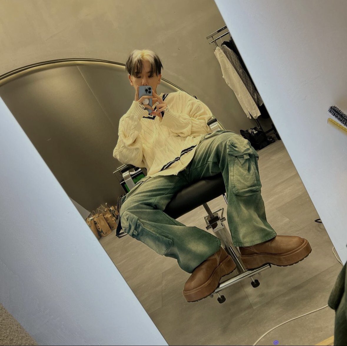 Estava querendo mudar o visual, apesar de já ter o feito recentemente e acabou que só retoquei a nova loucura que vim sustentando no cabelo desde o início do mês. Talvez, até a data do concerto eu retorne ao castanho ou o loiro, mas até que estou me divertindo com esse tom.
