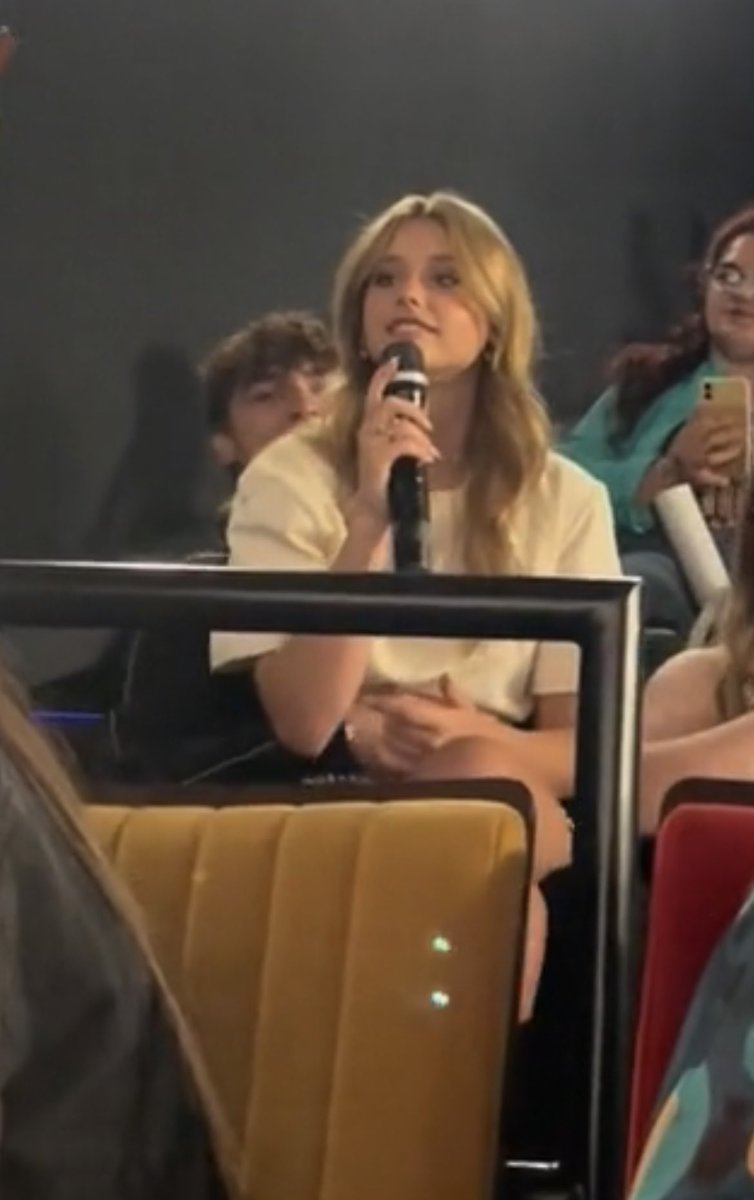 nicole sentada en el regazo de gabriel fue la razón de mi colapso >>>> 🤌🏻