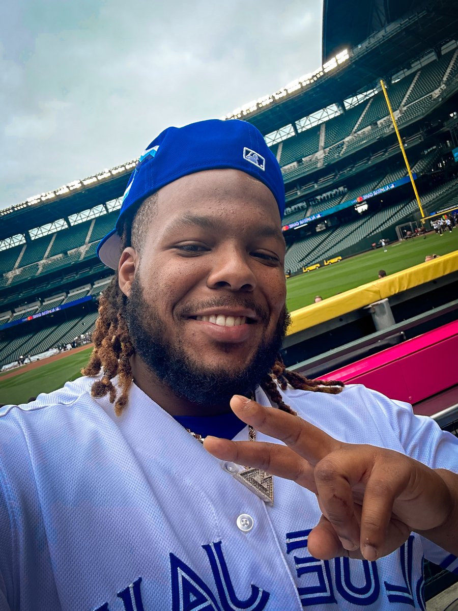 PREPARE FOR #PLAKATA 💥

RT if you're riding with Vladdy! #HRDerby