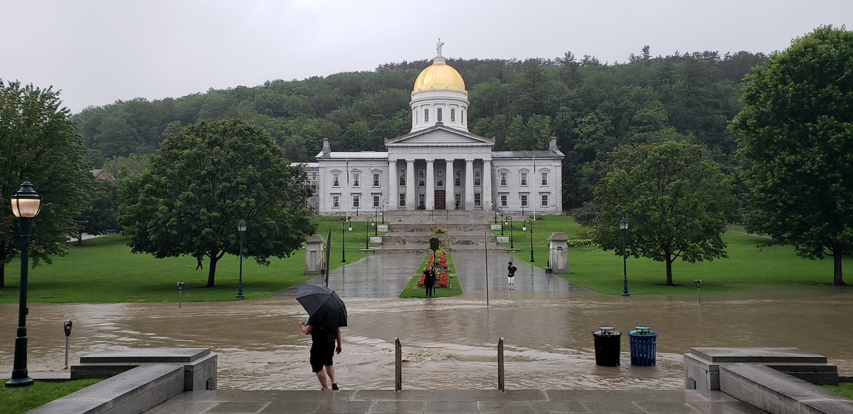 The road in front of Vermont's beautiful capitol is a river tonight  
h/t <a href="/KevinMcCallum7d/">Kevin McCallum</a>
