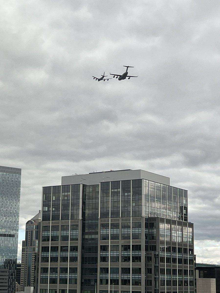 hollyheiserman's tweet photo. @RyanInPNW Yeah… like two planes? https://t.co/pSUVGjRoHb