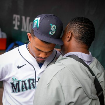 Ken Griffey Jr. speaks to Julio Rodríguez in the dugout before the Home Run Derby.