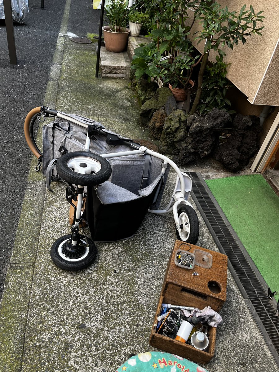 Mino3Megu3's tweet photo. 朝タスク☀️
愛車がパンクして
どうしようーと思っていた
いろいろあって
下町の自転車屋さんで
直してもらえることに🚲👀
『ちぃとでも、
若い人たちの役に立てたかな』
という70代のおじいちゃんエンジニアに
心から感謝です🥲✨
#buggyrun
#workingmother #motherhood https://t.co/H7uJYfLXBz
