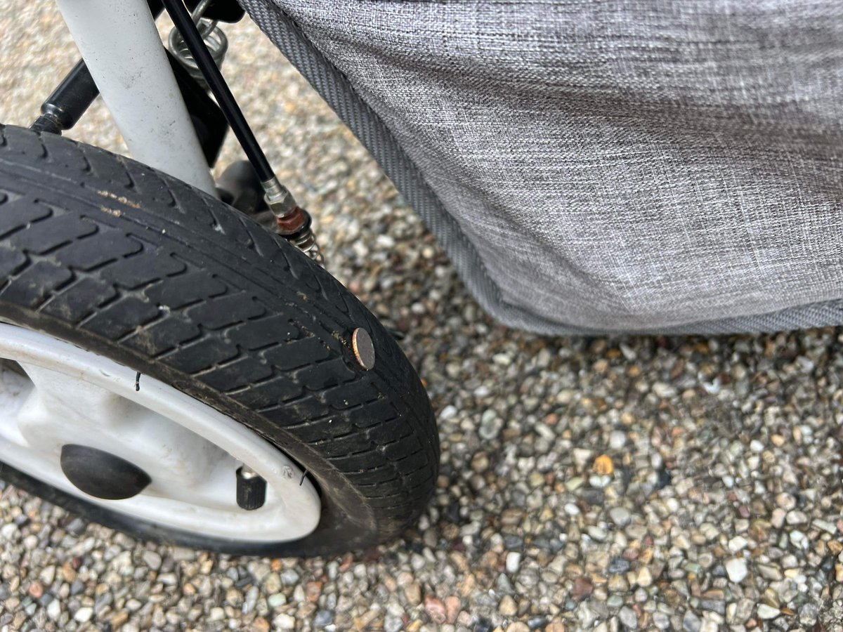 Mino3Megu3's tweet photo. 朝タスク☀️
愛車がパンクして
どうしようーと思っていた
いろいろあって
下町の自転車屋さんで
直してもらえることに🚲👀
『ちぃとでも、
若い人たちの役に立てたかな』
という70代のおじいちゃんエンジニアに
心から感謝です🥲✨
#buggyrun
#workingmother #motherhood https://t.co/H7uJYfLXBz