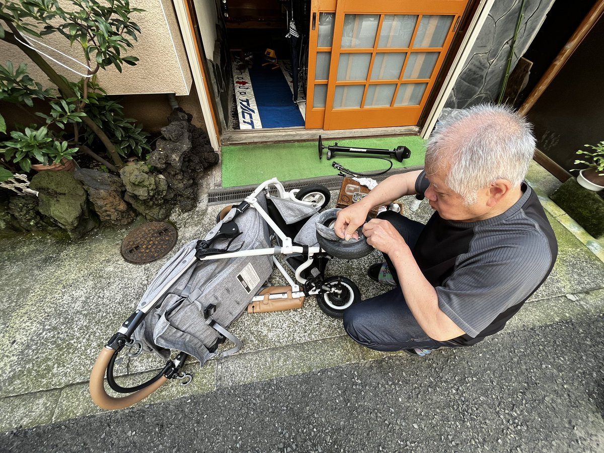 Mino3Megu3's tweet photo. 朝タスク☀️
愛車がパンクして
どうしようーと思っていた
いろいろあって
下町の自転車屋さんで
直してもらえることに🚲👀
『ちぃとでも、
若い人たちの役に立てたかな』
という70代のおじいちゃんエンジニアに
心から感謝です🥲✨
#buggyrun
#workingmother #motherhood https://t.co/H7uJYfLXBz