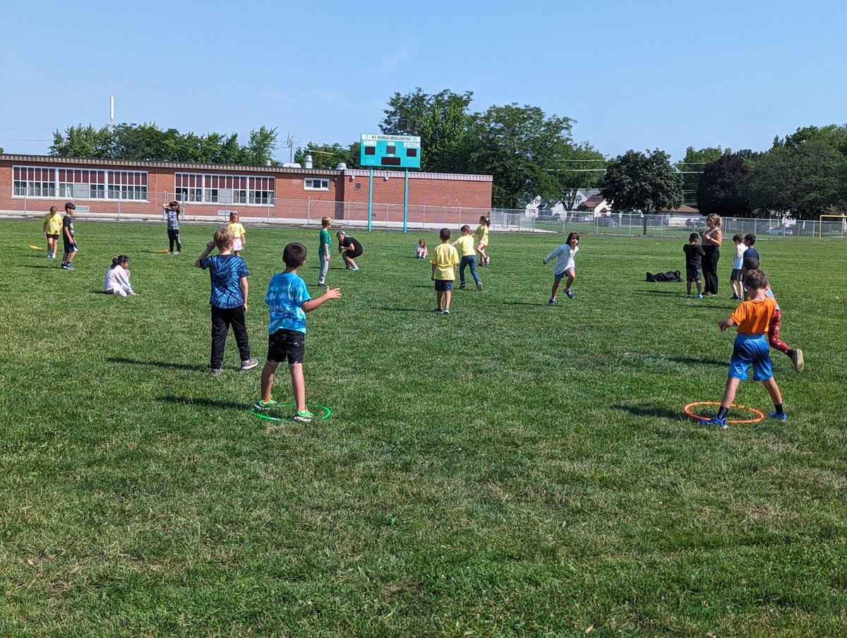 Today at <a href="/CampWonder/">Camp Wonder</a> we had a blast outside in the glorious weather. Team work and problem solving was the theme of this game! How can we move the chicken from one hula hoop to the other without using our hands? #GECDSBSLP2023 #gecdsbpro <a href="/MissSevers/">Miss Severs</a> <a href="/PrincipalONeil/">Dustin O'Neil</a> <a href="/ClaraHowitt/">Dr. Clara Howitt</a>
