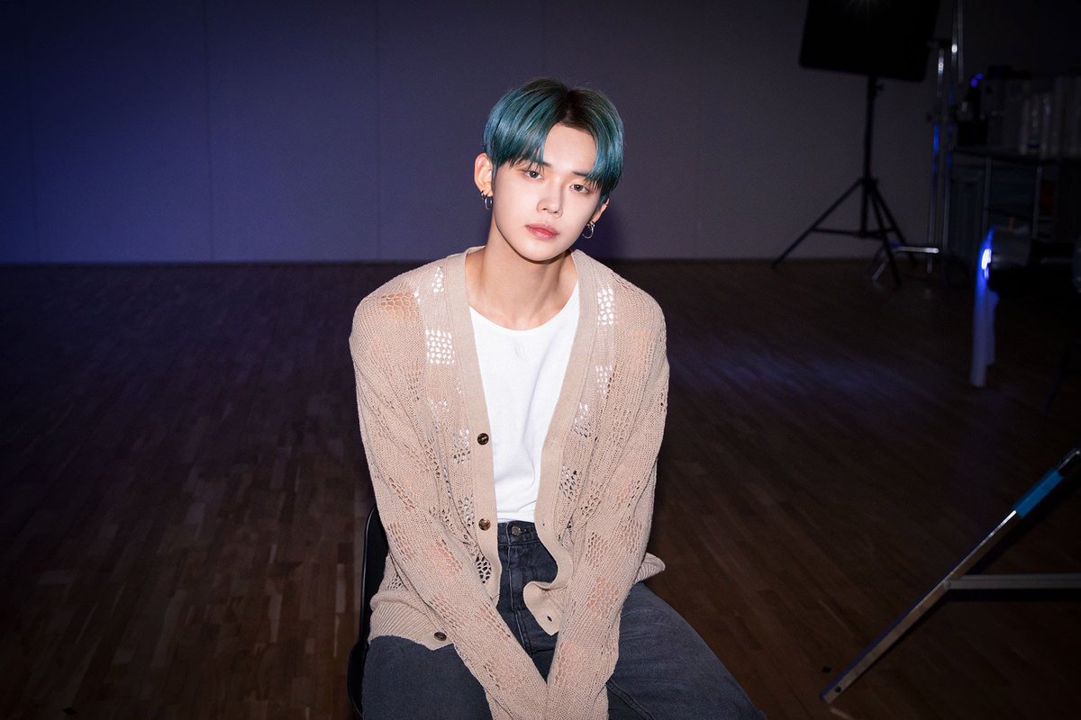 txt_sarangdan2's tweet photo. <투모로우바이투게더: 날씨를 잃어버렸어> 멤버들의 솔직한 인터뷰 공개! 

2022년 ‘TOMORROW X TOGETHER WORLD TOUR <ACT : LOVE SICK>’을 통해 팬들을 직접 대면한 범규는 “온라인으로는 계절이 없다. 날씨를 잃어버렸고, 이제는 계절을 찾았다”라며 팬들을 대면한 순간의 가슴 벅찼던 감정을 회상했다.

또한 ‘투모로우바이투게더’의 새로운 가능성을 열어준 ‘롤라팔루자’ 무대에 대해 연준은 “이렇게까지 모든 걸 쏟아낸 무대는 처음이다. 벅차올랐고, 가수하기 잘했다고 생각했다”라는 소감을 전했고, 태현은 “다른 무대를 하면서도 이 무대가 생각날 듯하다”라는 가슴 깊은 여운의 이야기를 전해 눈길을 끌었다.
‘투모로우바이투게더’ 다섯 멤버들은 팀과 멤버들에 대한 진심 어린 애정을 드러내기도 했다. 범규는 “가족이 된 존재들”이라며, 끈끈한 팀워크의 이유를 전했다.

리더의 자리를 든든히 책임져주고 있는 수빈에 대해 연준은 “‘투모로우바이투게더’라는 그룹에게 적합한 리더이자 저희만을 위한 리더다”라는 이야기를 통해 굳은 믿음을 보였고, 휴닝카이는 “수빈이 형이 저한테 정말로 소중한 존재이다. 아무것도 모르는 저에게 먼저 손을 내밀어 주었다”라며 고마움을 전했다. 이에 대해 화답이라도 하듯, 리더 수빈은 “리더라는 자리 덕에 괜찮은 사람이 되었다”라며 자신을 리더로 믿고 따라준 멤버들에 대한 고마움을 내비쳤다.