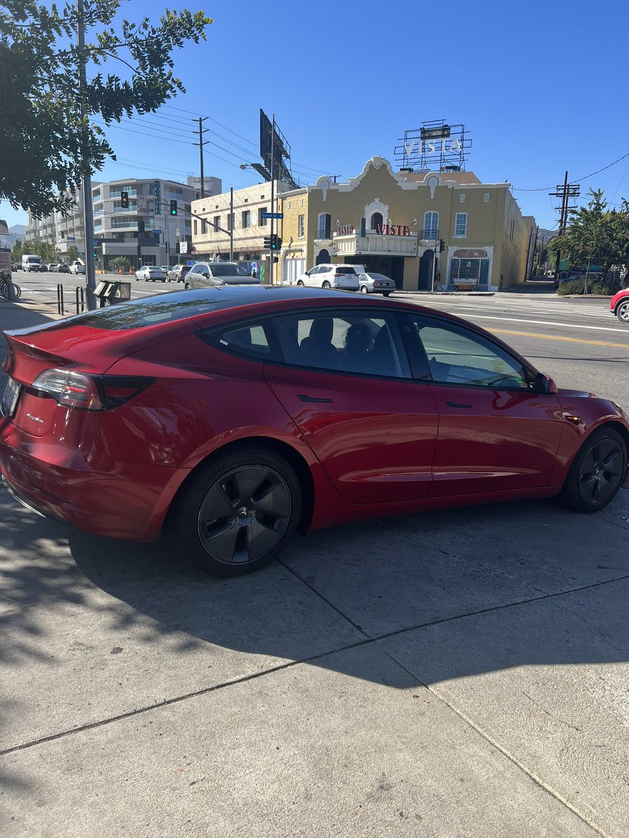 504wino's tweet photo. @Uber your driver dropped us off in the middle of nowhere, told us to get out and called the police on us b/c she didn't know how to get to our location. Please tell me you don't employ drivers that place people on danger! Outrageous #UberLA https://t.co/UtB6GyxW3N
